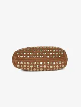 Mini bolso de cubo color marrón, confeccionado en cuero y decorado con tachuelas doradas de diferentes tamaños. Tiene dos asas superiores y se cierra con broche magnético.