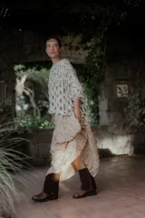 Pollera larga de corte amplio con acabado texturizado y efecto arrugado, confeccionada en tela con caída fluida y cintura elástica.