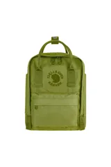 Mochila urbana Fjällräven modelo Kånken Mini, color verde, con compartimento principal con cierre, bolsillo frontal con cierre y asas superiores de mano. Cuenta con correas ajustables para los hombros y logo de la marca bordado en el frente.