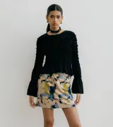 Top blanco fruncido con mangas largas acampanadas.