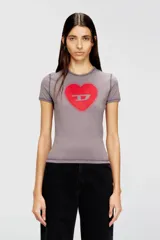 Remera Diesel T-Uncuties de manga corta y cuello redondo, de ajuste ceñido al cuerpo. Confeccionada en suave algodón elástico con costuras visibles a contratono. Presenta un diseño estampado en el frente de un corazón rojo con el logo Oval D y detalles de pedrería.