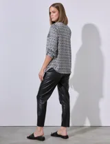 Blusa Ninety de gasa satén con cuello a la base y escote en V. Manga 3/4 regulable con presilla y botón. Estampado geométrico en blanco y negro.