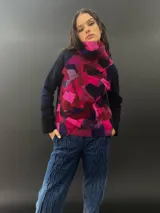 Buzo de lana merino afieltrada con cuello alto y diseño de mosaicos multicolores.