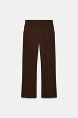 Pantalón de vestir marrón oscuro, tiro alto, corte recto y ancho, con pinzas frontales y bolsillos diagonales.