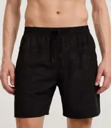 Bermuda deportiva de hombre color marrón, con cintura elástica ajustable mediante lazo y estampa heat print. Confeccionada en tejido de poliéster de secado rápido, diseñada para brindar comodidad y libertad de movimiento durante la actividad física.