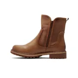 Bota corta de estilo casual, confeccionada en cuero sintético negro con textura granulada. Presenta un diseño de caña media con cierre lateral funcional y suela de goma dentada con detalle de costura visible en el borde.