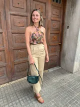 Pantalón sastrero color beige, corte wide leg con pinzas delanteras.