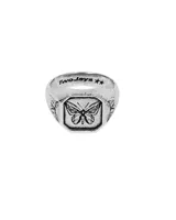 Anillo tipo sello de plata envejecida con diseño de mariposa grabado en la parte frontal y detalles laterales. Incluye el logo de la marca grabado en el interior.