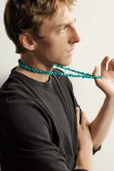 Collar de longitud media compuesto por abalorios de piedra turquesa en forma de piedras naturales trituradas. Colección especial Aaron Levine x Zara.