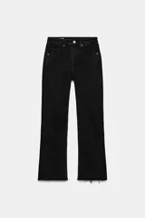 Jeans de tiro alto con diseño cropped flare, confeccionados en denim negro. Presentan cinco bolsillos, cierre frontal con cremallera y botón metálico, y bajo con acabado deshilachado sin costuras.