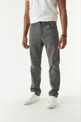 Jean celeste de corte recto y tiro medio, con efecto lavado y presillas para cinturón.