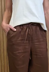 Pantalón marrón de lino de corte ancho, con cintura elástica con cordón ajustable y tajitos en el Isod