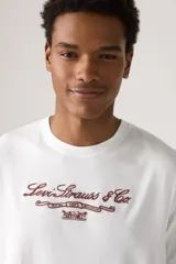 Remera blanca de corte recto con logo de Levi's en el pecho.