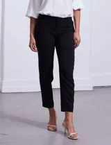 Pantalón de vestir slim de la marca Zac & Rachel, color negro, con pretina con broche interno y cierre, bolsillos delanteros con terminación plisada y bolsillos de ojal en la parte trasera.