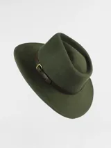 Sombrero de ala ancha confeccionado en lana impermeable, color verde oliva, con detalle de cinta de cuero marrón y hebilla metálica lateral.