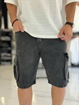 Bermuda cargo de jean color celeste con lavado ácido, corte oversize y bolsillos laterales con solapa.
