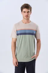 Remera de algodón con diseño de bloques horizontales de colores blanco, azul, beige y verde, de manga corta y cuello redondo.