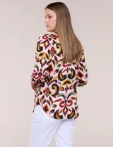 Blusa Zac & Rachel de gasa estampada con patrón multicolor, cuello mao con escote en V y botones frontales. Cuenta con detalles plisados en el frente y mangas largas con sistema para ajustar.