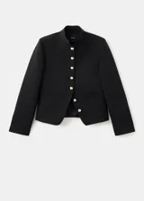 Chaqueta negra de corte estructurado con cuello mao, cierre frontal con botones dorados y mangas largas con botones decorativos en los puños.
