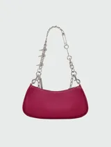 Bolso de hombro pequeño de cuero blanco, con forma curva y correa de cadena plateada. Incluye un dije colgante de estrella plateada.