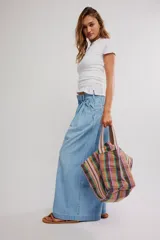 Bolso tote de tela con estampado de cuadros multicolor, gran capacidad, doble asa de hombro y bolsillos laterales.
