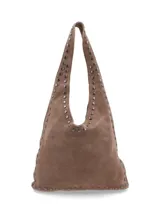 Cartera de hombro de gamuza marrón, estilo hobo, decorada con tachas metálicas en los bordes y las asas.