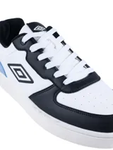 Championes urbanos Umbro modelo Milo, color negro con logo de la marca en gris en el lateral. Presentan un diseño clásico con cordones y suela de goma al tono.