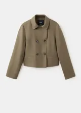 Chaqueta corta de lino color verde militar, de corte recto, con cuello alto camisero y cierre de doble botonadura.