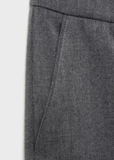 Pantalon de vestir gris de tiro medio y corte recto, con diseño crop, trabillas en la cintura, cierre oculto de cremallera y gancho, y bolsillos laterales de ribete.