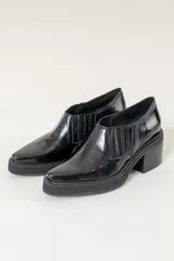 Botines negros de charol con elástico lateral, punta cuadrada y tacón bloque.