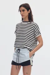 Top de punto a rayas horizontales rojas y celestes, con cuello alto y mangas cortas de corte holgado.