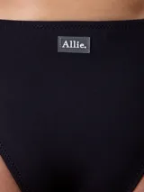 Bombacha de bikini básica, color rojo liso, corte clásico.