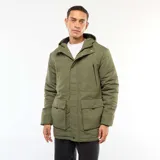 Parka color verde militar con capucha, cierre frontal con cremallera y botones a presión. Cuenta con bolsillos laterales con cierre y bolsillos frontales tipo cargo con solapa.
