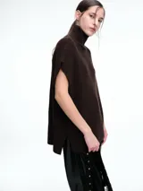 Chaleco tipo poncho de tejido de punto color tostado, con cuello polera y diseño holgado con laterales abiertos.