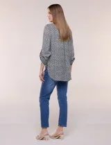 Camisa azul con estampa geométrica, de corte clásico y calce relajado, con cuello camisero tradicional, cierre frontal de botones y mangas largas con presillas para arremangar.