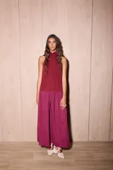 Vestido largo color borgoña, holgado, con escote halter, espalda baja y volados en cuello y cadera.