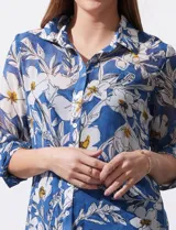 Camisola de gasa estampada con flores, marca Figueroa & Flower. Tiene cuello con solapa, abertura central con botones y mangas regulables con presilla y botón. Incluye musculosa interna.