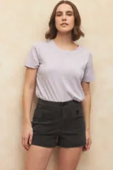 Short de jean de tiro alto color azul, con cuatro bolsillos frontales con botón.