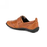 Zapato bajo de cuero negro con diseño artesanal, hebilla lateral metálica dorada y costuras decorativas.
