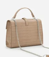Cartera tipo shoulder bag de tamaño mediano, confeccionada en poliuretano con textura efecto croco. Presenta una tapa frontal con cierre metálico de giro, asa de mano reforzada y una correa larga de cadena plateada. Diseño estructurado con acabado sofisticado.