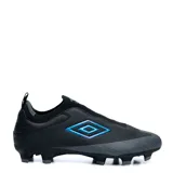 Championes de fútbol Umbro Belix Hg/Fg, color negro con detalles en gris y un llamativo logo lateral tornasolado en tonos azules y morados. Diseño sin cordones con empeine de tejido elástico y suela con tapones para césped natural o sintético.