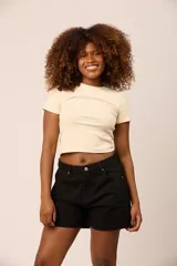 Short de jean negro de tiro alto, corte holgado y bolsillos delanteros y traseros.