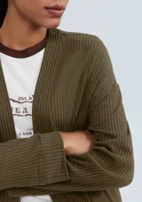 Saco largo color verde oliva, de tela acanalada, con mangas largas y corte recto.