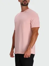 Remera de punto de algodón color rosado, con cuello redondo, manga corta y logo de la marca bordado sutilmente en el pecho.