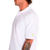 Remera tipo polo blanca de manga corta, con logo CAT bordado en amarillo en la manga izquierda.