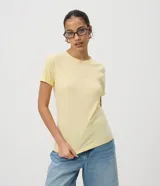 Remera de algodón celeste con cuello redondo y mangas cortas dobladas, de corte regular y diseño liso.