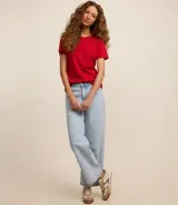 Remera básica de manga corta y cuello redondo, confeccionada en algodón de color celeste.