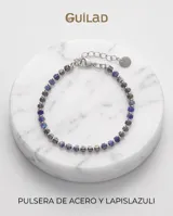 Pulsera elástica compuesta por pequeñas piedras naturales cúbicas de color azul profundo, intercaladas con cuentas metálicas plateadas.
