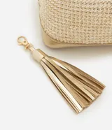 Cartera satchel mediana color dorado, con textura de paja, correa de mano, asa larga desmontable y detalle de tassel.