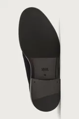 Zapato de cordones tipo derby para hombre, fabricado en piel con acabado en serraje de color azul marino, con horma redonda y suela a contraste.